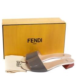 Pre Owned صندل سلايد فندي جلد لامع رمادي مقاس 37.5