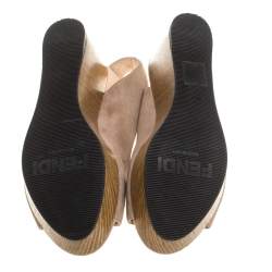 Pre Owned صندل فندى نعل سميك فتحة كعب روكى جلد سويدى بيج مقاس 38.5