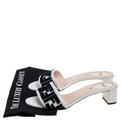 مملوكة مسبقًا صندل سلايد فندي قطيفة شعار الماركة أف أف و جلد أسود و كريمي مقاس 40