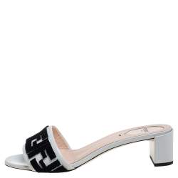 مملوكة مسبقًا صندل سلايد فندي قطيفة شعار الماركة أف أف و جلد أسود و كريمي مقاس 40