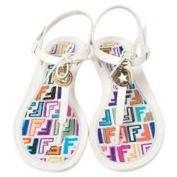 مملوكة مسبقًا Fendi White Rubber Logo Charm Sunny Thong Flat Sandals Size 40