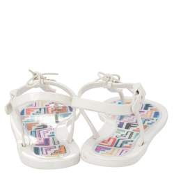 مملوكة مسبقًا Fendi White Rubber Logo Charm Sunny Thong Flat Sandals Size 40