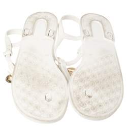 مملوكة مس�بقًا Fendi White Rubber Logo Charm Sunny Thong Flat Sandals Size 40