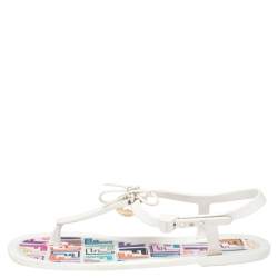 ممل�وكة مسبقًا Fendi White Rubber Logo Charm Sunny Thong Flat Sandals Size 40