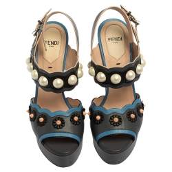 مملوكة مسبقًا صندل فندي جلد رصاصي/أزرق مرصع لؤلؤ نعل سميك بحزام للكاحل مقاس 36