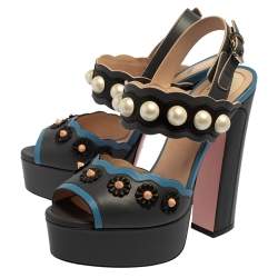 مملوكة مسبقًا صندل فندي جلد رصاصي/أزرق مرصع لؤلؤ نعل سميك بحزام للكاحل مقاس 36