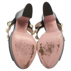 مملوكة مسبقًا صندل فندي جلد رصاصي/أزرق مرصع لؤلؤ نعل سميك بحزام للكاحل مقاس 36