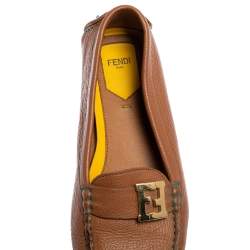 مملوكة مسبقًا حذاء لوفرز فندي جلد بني مزين شعار الماركة أف أف سليب أون مقاس 40