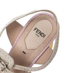 مملوكة مسبقًا صندل فندي جلد نقشة لامع وقصات مفرغة أوف وايت مقدمة مفتوحة كعب سميك مقاس 38