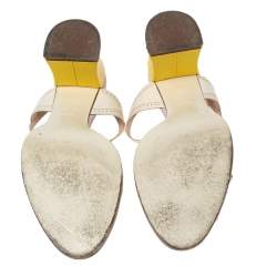 مملوكة مسبقًا صندل فندي جلد نقشة لامع وقصات مفرغة أوف وايت مقدمة مفتوحة كعب سميك مقاس 38