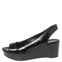 مملوكة مسبقًا Fendi Black Crinkled Patent Leather FF Wedge Slingback Sandals Size 37