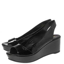 مملوكة مسبقًا Fendi Black Crinkled Patent Leather FF Wedge Slingback Sandals Size 37