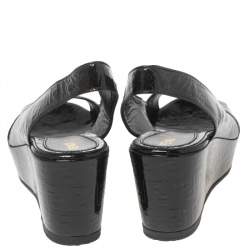 مملوكة مسبقًا Fendi Black Crinkled Patent Leather FF Wedge Slingback Sandals Size 37