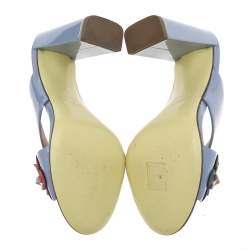 مملوكة مسبقًا صندل فندي فلورلاند جلد لامع أزرق فاتح سيور متعاكسة كعب سميك مقاس 37