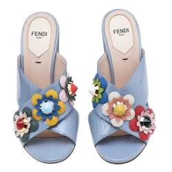 مملوكة مسبقًا صندل فندي فلورلاند جلد لامع أزرق فاتح سيور متعاكسة كعب سميك مقاس 37