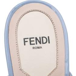 مملوكة مسبقًا صندل فندي فلورلاند جلد لامع أزرق فاتح سيور متعاكسة كعب سميك مقاس 37