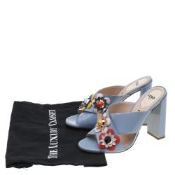 مملوكة مسبقًا صندل فندي فلورلاند جلد لامع أزرق فاتح سيور متعاكسة كعب سميك مقاس 37