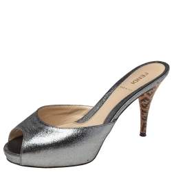 مملوكة مسبقًا صندل سلايد فندي قماش لامع رصاصي ميتاليك مقاس 38.5