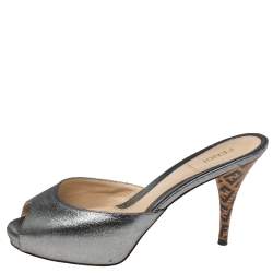 مملوكة مسبقًا صندل سلايد فندي قماش لامع رصاصي ميتاليك مقاس 38.5