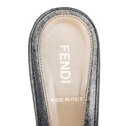 مملوكة مسبقًا صندل سلايد فندي قماش لامع رصاصي ميتاليك مقاس 38.5