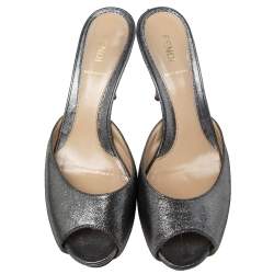 مملوكة مسبقًا صندل سلايد فندي قماش لامع رصاصي ميتاليك مقاس 38.5