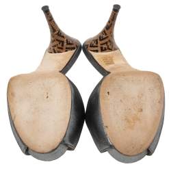 مملوكة مسبقًا صندل سلايد فندي قماش لامع رصاصي ميتاليك مقاس 38.5