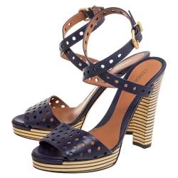مملوكة مسبقًا صندل فندي جلد مثقب أزرق داكن سير كاحل نعل سميك مقاس 40