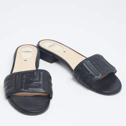 مملوكة مسبقًا صندل فندي FF جلد أسود سليب أون مقاس 38