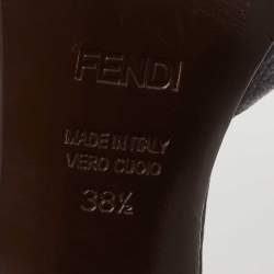 مملوكة مسبقًا صندل فندي جلد أزرق كحلي مقدمة مفتوحة سير كاحل حرف تي مقاس 38.5