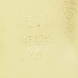 مملوكة مسبقًا صندل سلايد فندي فلات مورد جلد أزرق لامع مقاس 40