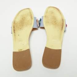 مملوكة مسبقًا صندل سلايد فندي فلات مورد جلد أزرق لامع مقاس 40