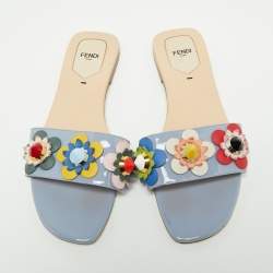 مملوكة مسبقًا صندل سلايد فندي فلات مورد جلد أزرق لامع مقاس 40