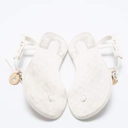 مملوكة مسبقًا صندل إصبع فندي فلات جيلي أبيض بدلاية شعار مقاس 36