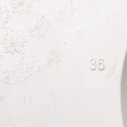 مملوكة مسبقًا صندل إصبع فندي فلات جيلي أبيض بدلاية شعار مقاس 36