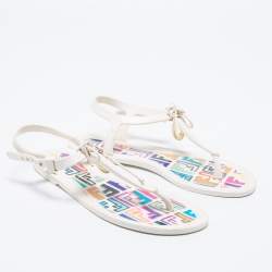 مملوكة مسبقًا صندل إصبع فندي فلات جيلي أبيض بدلاية شعار مقاس 36