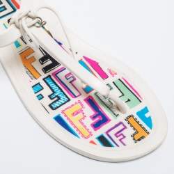 مملوكة مسبقًا صندل إصبع فندي فلات جيلي أبيض بدلاية شعار مقاس 36