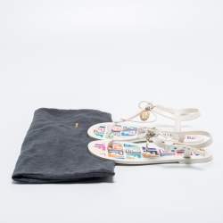 مملوكة مسبقًا صندل إصبع فندي فلات جيلي أبيض بدلاية شعار مقاس 36