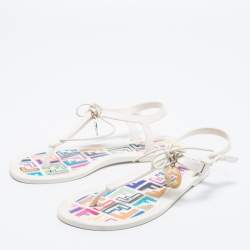 مملوكة مسبقًا صندل إصبع فندي فلات جيلي أبيض بدلاية شعار مقاس 36