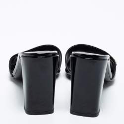 مملوكة مسبقًا صندل سلايد فندي جلد أسود لامع بشعار ماركة مقاس 37