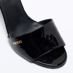 مملوكة مسبقًا صندل سلايد فندي جلد أسود لامع بشعار ماركة مقاس 37