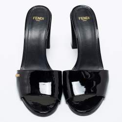 مملوكة مسبقًا صندل سلايد فندي جلد أسود لامع بشعار ماركة مقاس 37