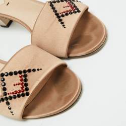 مملوكة مسبقًا صندل سلايد فندي ساتان بيج مزخرف كريستال مقاس 37