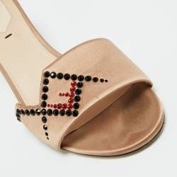 مملوكة مسبقًا صندل سلايد فندي ساتان بيج مزخرف كريستال مقاس 37