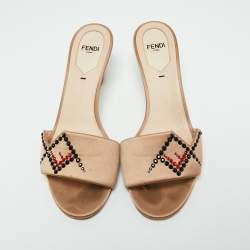 مملوكة مسبقًا صندل سلايد فندي ساتان بيج مزخرف كريستال مقاس 37