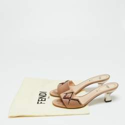 مملوكة مسبقًا صندل سلايد فندي ساتان بيج مزخرف كريستال مقاس 37