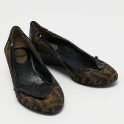 Pre Owned Fendi Tobacco Zucca Canvas Bow Round Toe Wedge Pumps Size 35.5