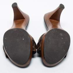 مملوكة مسبقًا Fendi Brown Zucca Canvas And Patent Leather Slide Sandals Size 40