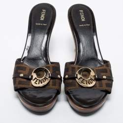 مملوكة مسبقًا Fendi Brown Zucca Canvas And Patent Leather Slide Sandals Size 40