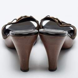 مملوكة مسبقًا Fendi Brown Zucca Canvas And Patent Leather Slide Sandals Size 40