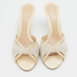مملوكة مسبقًا Fendi Beige Zucca Fabric and Patent Leather Open Toe Slide Sandals Size 40
